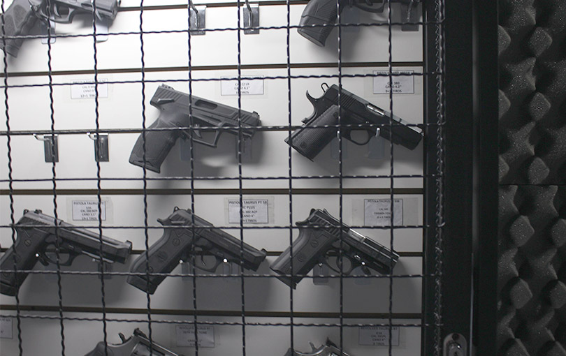 No Clube de Tiro Itajaí, Você Encontra Diversas Variedades de Pistolas